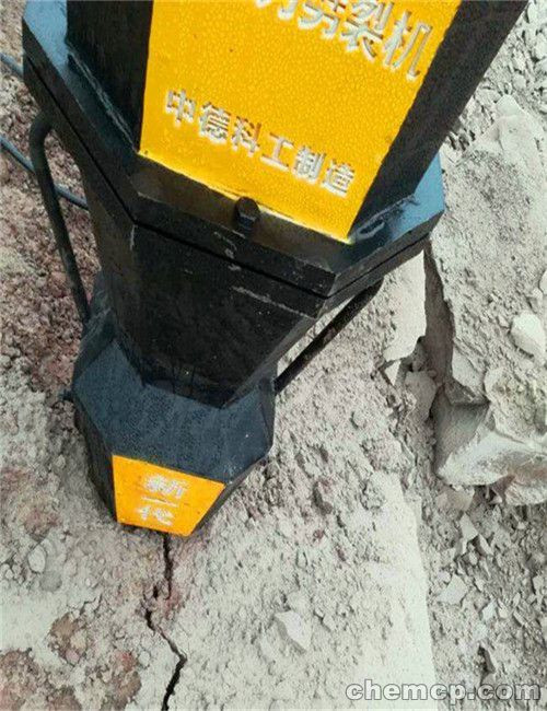 广州公路边坡破除挖掘机挖不动打石头分石机