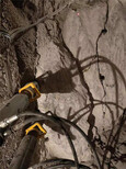 鹤壁撑裂岩石的机器图片0