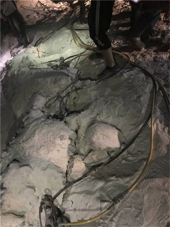 山西地基地面巖石拆除用巖石脹裂設(shè)備