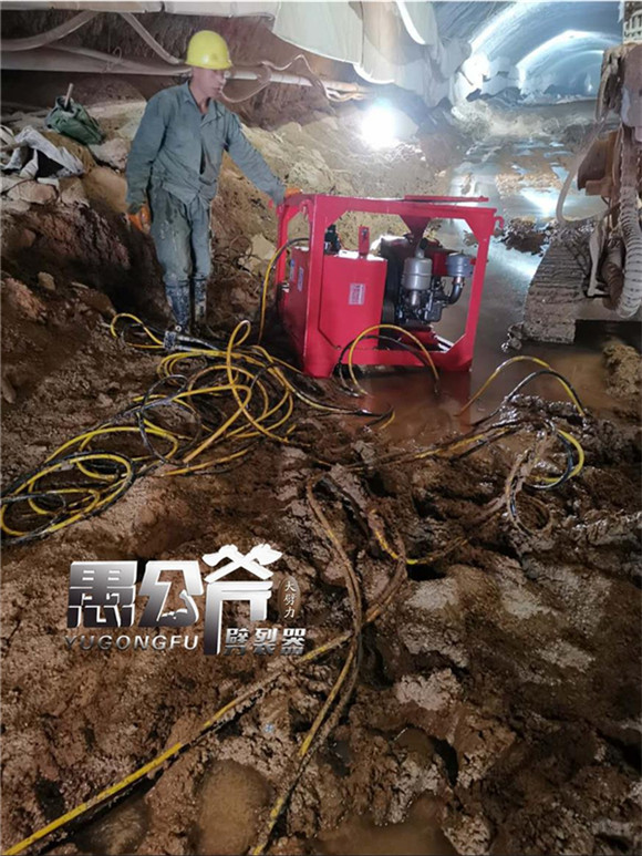 保定手持式劈裂機(jī)施工現(xiàn)場(chǎng)