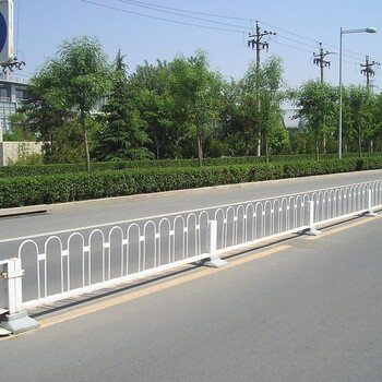 天津道路护栏道路隔离栏杆交通隔离护栏道路中央护栏厂家