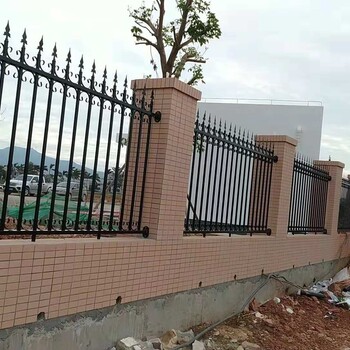 学校锌钢护栏已经渐渐代替了传统的围墙,更家漂亮醒目