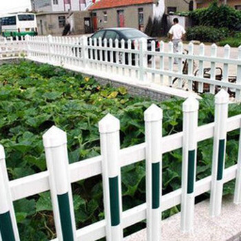 pvc草坪护栏又叫塑钢护栏，是聚氯乙烯树脂的缩写PVC.