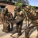 茂名玻璃钢人物雕塑批发厂家文化广场仿铜劳动人物雕塑摆件