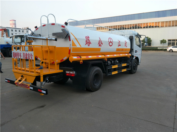 煙臺(tái)開(kāi)發(fā)區(qū)10噸灑水車(chē)現(xiàn)車(chē) 