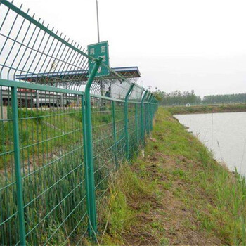 河南双边丝护栏网工地果园防护网围栏荷兰网圈地高速公路防护网
