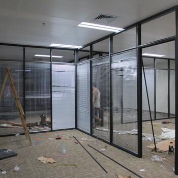 美隔办公隔墙,深圳龙华生产办公室铝合金玻璃隔墙