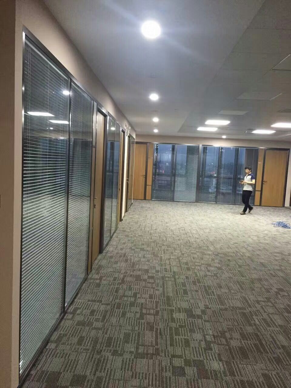 深圳办公室玻璃加百叶帘隔墙经久耐用,百叶隔断