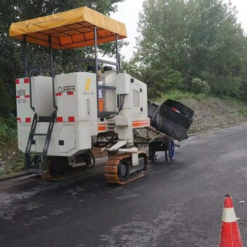 徐州新路智能科技有限公司混凝土滑模摊铺机-路缘石滑模成型机