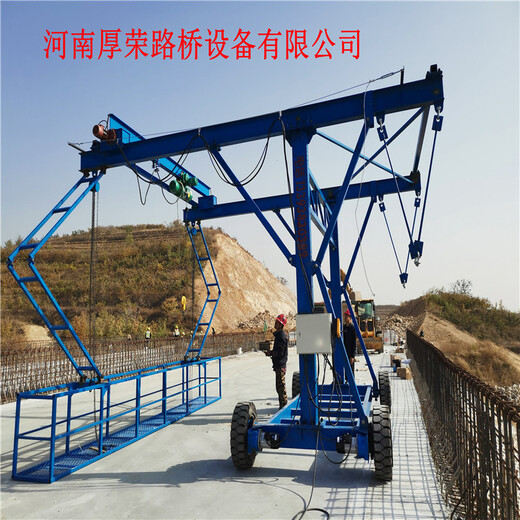 河南厚荣路桥设备--桥梁防撞墙模板施工作业台车