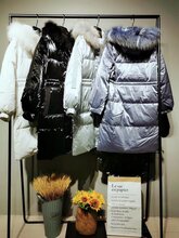 品牌折扣女装羽绒服专卖店轻冬季两面穿新款组货包羽绒服尾货走份批发图片
