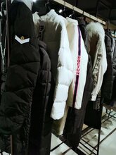 品牌折扣女装羽绒服专卖店时尚百搭19冬季百搭款羽绒服尾货走份批发图片