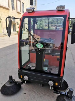 工業(yè)物業(yè)全封閉電動(dòng)座駕掃地車2000型市政環(huán)衛(wèi)掃路機(jī)