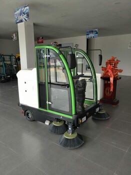 廠家供應(yīng)全封閉座駕掃地機(jī)車多功能清掃車
