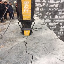 山东菏泽开石劈裂机免放炮开采花岗岩劈裂图片