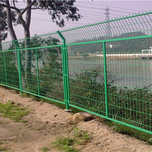 公路隔离防护网区园林圈地绿色铁丝围栏网浸塑框架护栏网厂