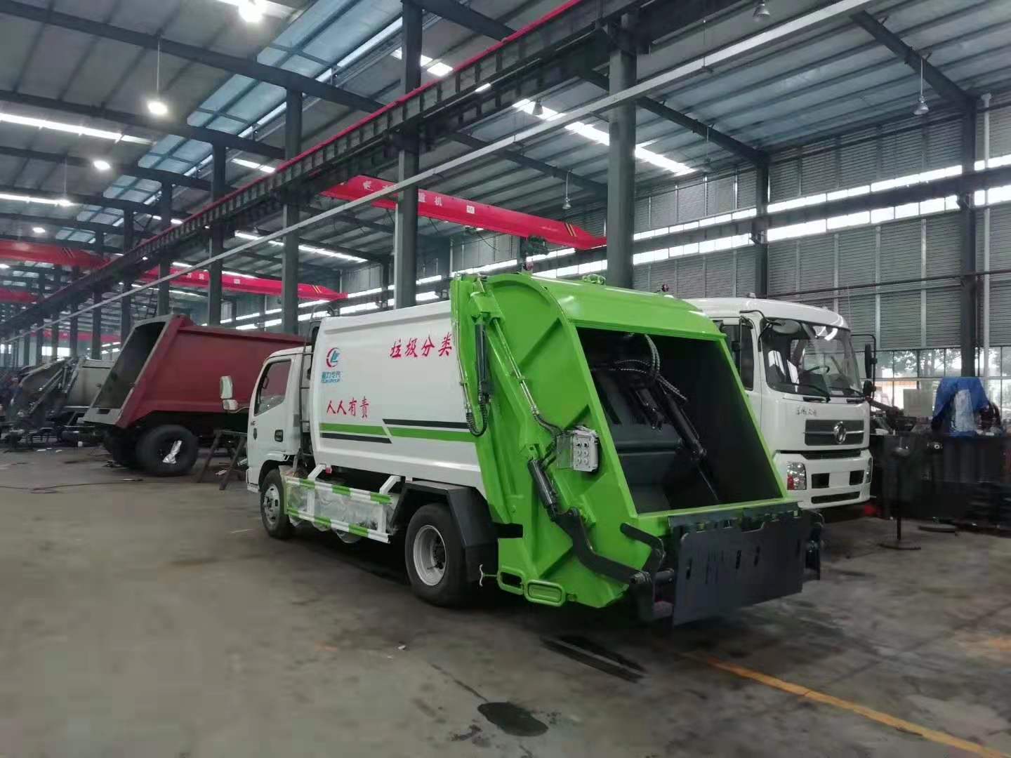 侧装挂桶式垃圾车生产厂家