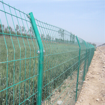 宁夏水源地隔离保护围网铁丝防护隔离栏浸塑圈地护栏网