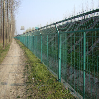 护栏网带框的多少钱铁丝网围栏护栏网立柱