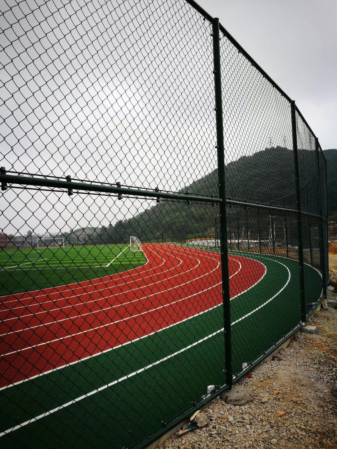 深圳包塑勾花网，球场勾花网护栏，镀锌勾花网厂家现货，养殖场护栏