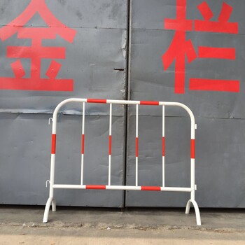 江門廠家黃黑鐵馬現(xiàn)貨，批發(fā)38管黃黑鐵馬，可移動鐵馬護(hù)欄，警示市政鐵馬
