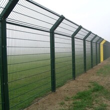云浮边框护栏网，倾斜角护栏规格，公路铁路封闭护栏，适用于山地坡地的护栏