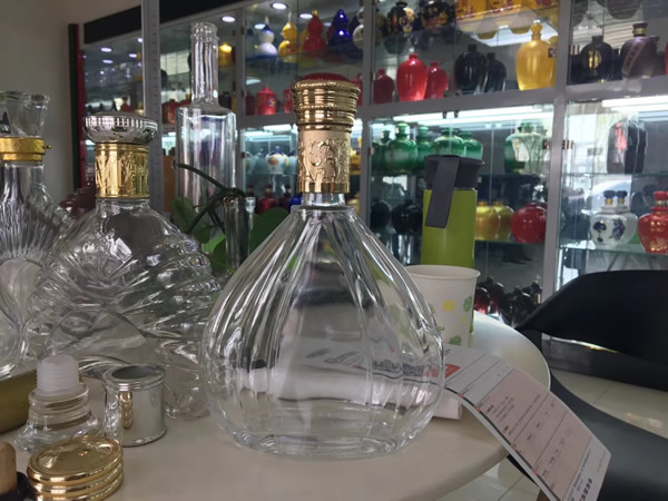 阜新玻璃酒瓶生產(chǎn)廠家_阜新酒瓶生產(chǎn)廠家