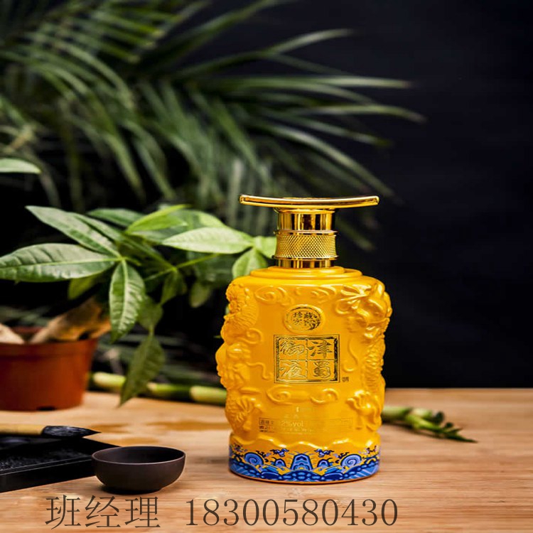 广东潮州瑞升玻璃酒瓶厂家通透洋酒瓶样式优雅 