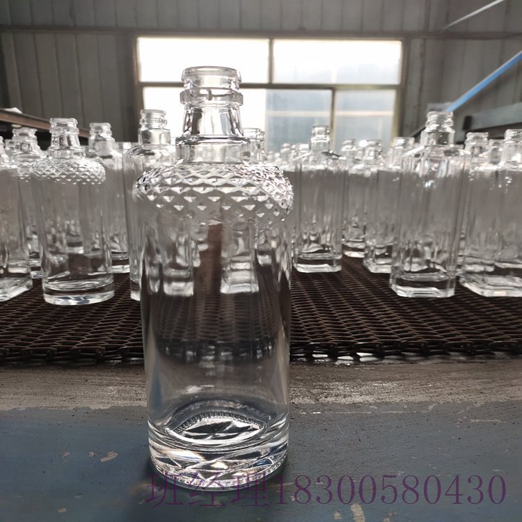 新疆塔城瑞升玻璃酒瓶厂家洋酒瓶样式优雅 