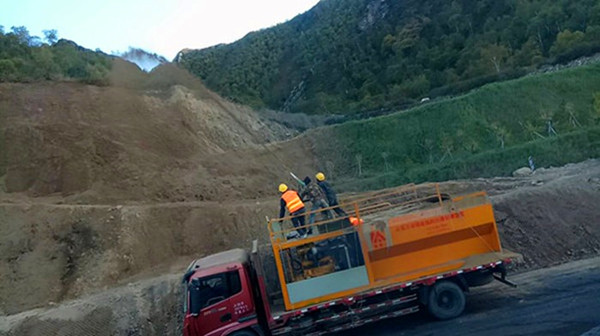 樓宇墻壁植綠噴土機(jī)陜西西安礦山綠化種草機(jī)噴播機(jī)