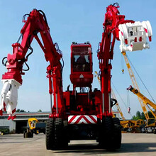 双动力双臂手系列化大型救援机器人