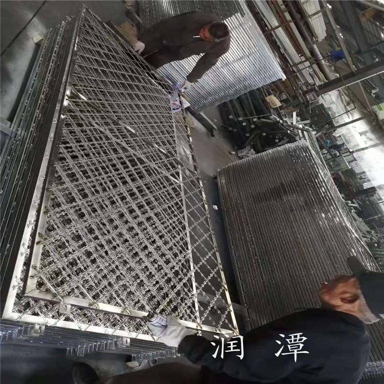 监狱钢网墙-不锈钢滚倒刺网