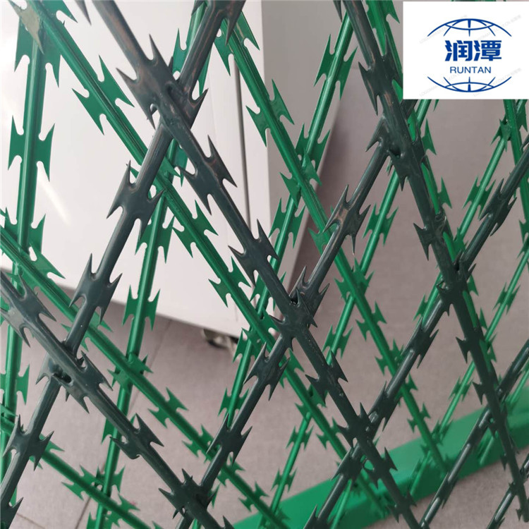 隔离防护网-浸塑钢板网