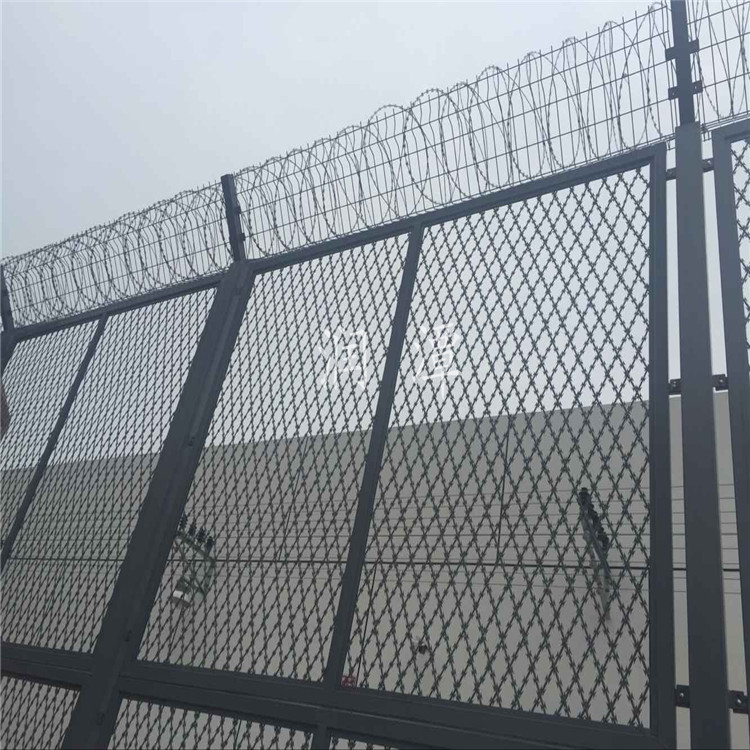 加密高围栏网-浸塑钢板网