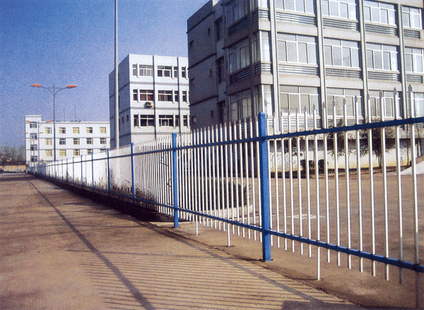 别墅围栏网-双向防攀爬锌钢护栏-蓝白色方管围栏