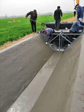 钢丝绳牵引大型水渠成型机排水沟成型机混凝土成型机图片