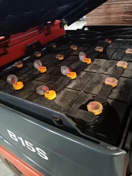 青島大連叉車CPD30電瓶箱體接插器維修單體更換：華晟叉車