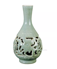 龙泉窑青釉镂空缠枝牡丹纹长颈瓶