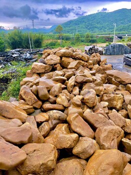 吨位石黄蜡石假山鱼池围边产地批发