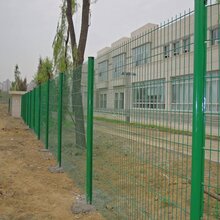 现货园林护栏网/绿色铁丝网围栏/公路护栏网/桃型柱护栏网图片