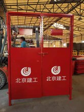 金栏现货供应,各种款式均有,洞口防护门,带框架电梯门护栏图片