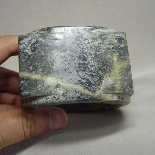 正規(guī)拍賣青玉琮的機(jī)構(gòu)