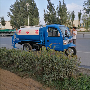 山東柴油三輪灑水車農(nóng)用機(jī)動(dòng)霧炮噴灑車福哲18馬力工地灑水車