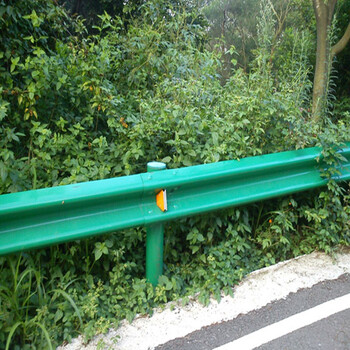 波形梁鋼護欄板廠家陜西河南甘肅高速路護欄波形護欄生產(chǎn)帶安裝
