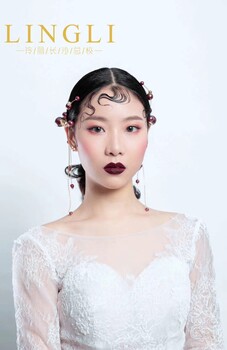 學(xué)化妝去店里好還是學(xué)校好