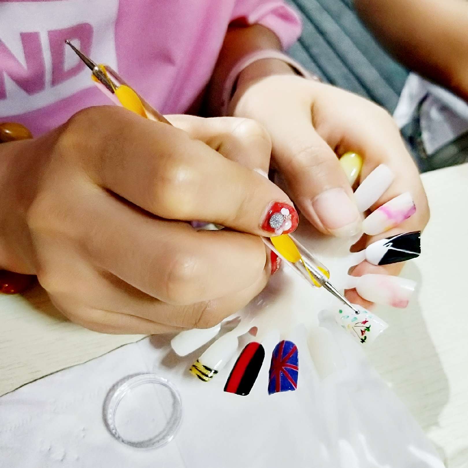 燕郊想學(xué)美甲，有培訓(xùn)美甲的學(xué)校嗎