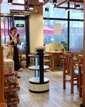 智能送餐传菜机器人餐厅服务员三层服务餐车智能送餐车
