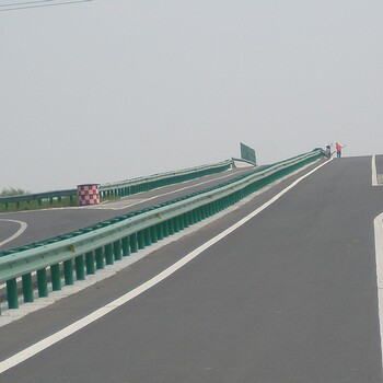 本廠生產(chǎn)公路護(hù)欄，公路圍欄，公路防撞欄規(guī)格都可以定做