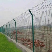 昊友丝网厂定做各种高速防撞网、高速防撞围栏、公路隔离栅、