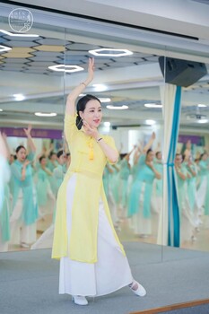 身所毛宇琳導(dǎo)師精雕細琢的優(yōu)雅儀態(tài)